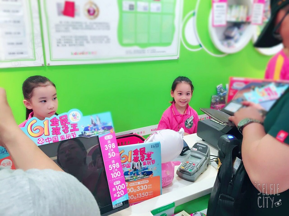 一场近乎零预算活动吸引星巴克、优衣库等近千大牌 爱琴海“小店长日”实现营销迭代